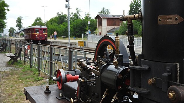 Muzeum MHD a eleznice v Rosicch nad Labem zahajuje sezonu. Nvtvnci si mohou prohldnout stlou expozici nebo se vrtit zptky v ase jzdou historickm motorkem. (6. kvtna 2025)