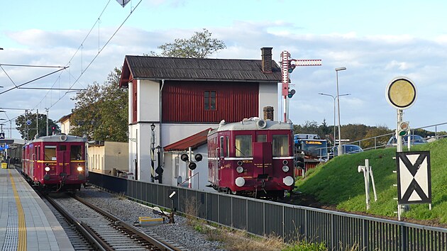 Muzeum MHD a eleznice v Rosicch nad Labem zahajuje sezonu. Nvtvnci si mohou prohldnout stlou expozici nebo se vrtit zptky v ase jzdou historickm motorkem. (6. kvtna 2025)