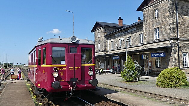 Muzeum MHD a eleznice v Rosicch nad Labem zahajuje sezonu. Nvtvnci si mohou prohldnout stlou expozici nebo se vrtit zptky v ase jzdou historickm motorkem. (6. kvtna 2025)