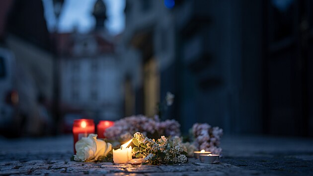 Lid zapaluj svky za zemelho herce Jiho Bartoku ped jeho domem. (8. kvtna 2025)