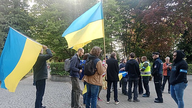 Policist� z antikonfliktn�ho t�mu zabr�nili tomu, aby odp�rci komunist� s...