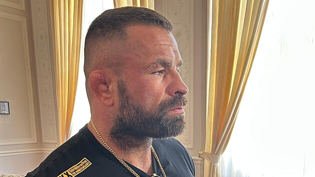 Vémolu pustili na kauci z vazby, čelí obvinění z organizovaného zločinu