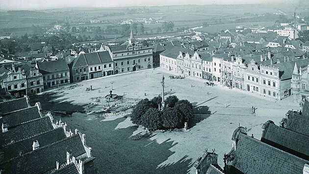 Dv fotografie Havlkova nmst pozen z ve dkanskho kostela Nanebevzet Panny Marie ilustruj architektonick vvoj Havlkova Brodu za poslednch 130 let. ernobl je z roku 1892, barevn je pohled ze stejnho msta v roce 2023.