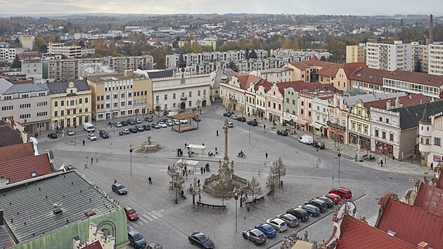 Dv fotografie Havlkova nmst pozen z ve dkanskho kostela Nanebevzet Panny Marie ilustruj architektonick vvoj Havlkova Brodu za poslednch 130 let. ernobl je z roku 1892, barevn je pohled ze stejnho msta v roce 2023.