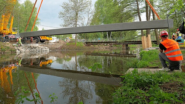 Dva betonov� d�ly budouc�ho mostu, ka�d� o v�ze 15 tun, polo�il ve ����e p�es �eku S�zavu je��b.