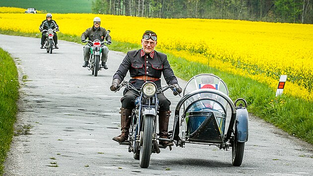 Rallye Kivonoska je nam nejvtm srazem historickch vozidel a motocykl. Na snmku je Karel Mika se strojem Praga BD 500 se sajdkrem.