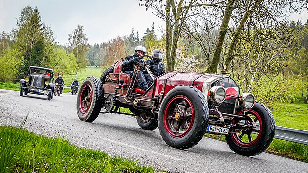 Soute se mohou astnit jen stroje, auta i motocykly, vyroben do roku 1945. Na jihoeskou veternskou rallye jezd i ada zahraninch astnk, jako tento Rakuan na snmku s vozem American La France 75.