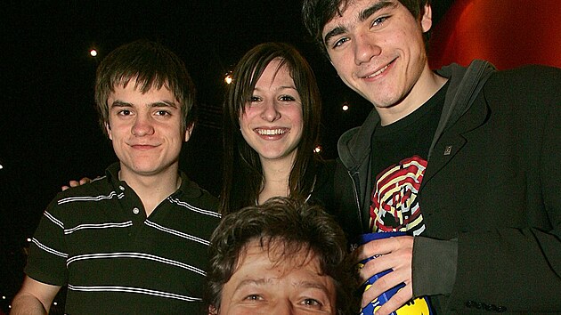 Ji�� M�dl, Veronika Khek Kuba�ov�, Vojt�ch Kotek a re�is�r Karel Jan�k p�ed lety v roce 2006 na premi��e filmu Raf��ci.