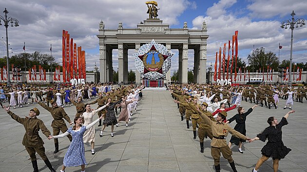 Moskevt studenti obleen v md poloviny minulho stolet a uniformch sovtskho stylu nacviuj Victory Waltz jako soust oslav Dne vtzstv. (6. kvtna 2025)