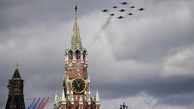 Rusk sthaky Suchoj Su-30SM a sthaky Mikojan MiG-29, nsledovan  letouny Su-25 ruskho letectva nad Rudm nmstm. (5. kvtna 2025).