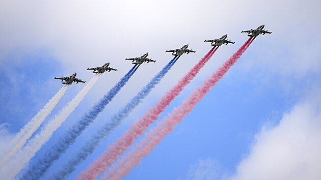 Rusk letouny Su-25 zabarvuj nebe do barvy rusk trikolory. (5. kvtna 2025).