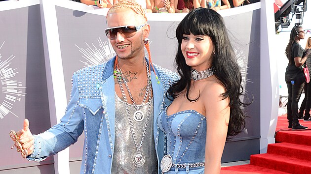 Nejv�rn�j�� kopii �at� obl�kla zp�va�ka Katy Perry v roce 2014 na p�ed�v�n� cen MTV. Vytvo�ila je pro ni na m�ru zna�ka Versace.