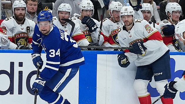 Auston Matthews (34) z Toronto Maple Leafs vede puk v z�pase s Florida Panthers.