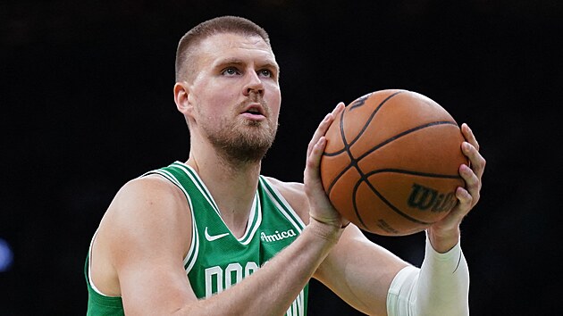 Kristaps Porzingis z Boston Celtics pi trestnm hodu.