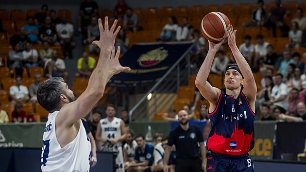 Dylan Frye z Brna st�ílí na ko� D��ína, brání ho Maksim �turanovi�.