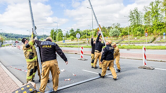 Polt hasii pipravuj dezinfekn brnu na hraninm pechodu Nchod  Kudowa Sone. (5. kvtna 2025)