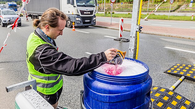 Na hraninm pechodu Nchod  Kudowa Sone zavd polsk strana veterinrn kontroly kvli riziku en slintavky a kulhavky. (5. kvtna 2025)
