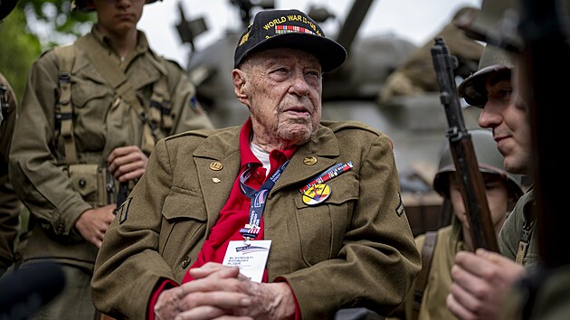 Slavnosti svobody v Plzni, pietn akt u pamtnku Dky, Ameriko! Na snmku uprosted je vetern Harry Humason. (6. kvtna 2025)