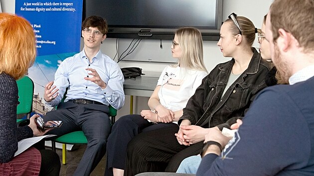 Studenti Zpadoesk  univerzity v Plzni diskutovali s redaktorkou MF DNES Jitkou Kubkovou rmkovou o tom, kde hledaj zdroje informac, jak maj zjem o politiku, nebo o problmech s byty. (1. dubna 2025)