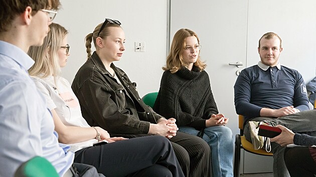 Studenti Zpadoesk  univerzity v Plzni diskutovali s redaktorkou MF DNES Jitkou Kubkovou rmkovou o tom, kde hledaj zdroje informac, jak maj zjem o politiku, nebo o problmech s byty. (1. dubna 2025)