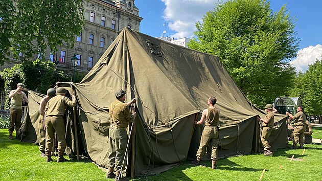 Nadenci do vojensk historie stavli v afakovch sadech kemp 16. obrnn divize armdy USA vetn poln nemocnice. (1. kvtna 2025)