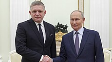 Ruský prezident Vladimir Putin vítá v Kremlu slovenského premiéra Roberta Fica...