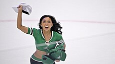 Ice girl uklízí epice po hattricku Mikko Rantanena.