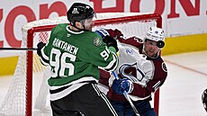 Mikko Rantanen z Dallasu cloní ped brankou Colorada. Petlauje se s ním Jack...