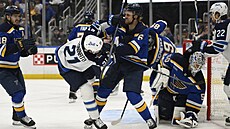 Philip Broberg ze St. Louis se pouchuje s Philipem Brobergem z Winnipegu.