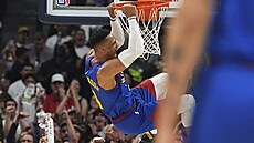 Russell Westbrook z Denveru si uívá zakonení.