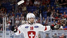 výcarský obránce Sven Jung slaví gól proti Finsku.