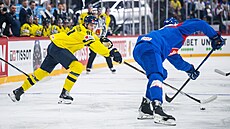 �védský obránce Leo Carlsson (vlevo) v utkání proti Slovensku.