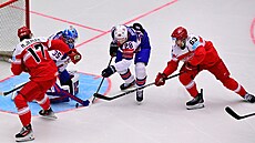 Nicklas Jensen (vlevo) a  Patrick Russell z Dánska p�ed branká�em USA Joeym...