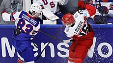 Conor Garland (vlevo) z USA a Matias Lassen z Dánska v souboji o puk.