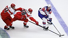 Logan Cooley z USA se sna�í obelstít dvojici Morten Poulsen a Alexander True z...