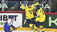 Mikael Backlund (vlevo) a Rasmus Andersson oslavují �védský gól proti Slovensku.