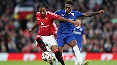 Leny Yoro (vlevo) z Manchesteru United a Alvaro Djalo z Bilbaa.
