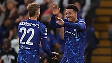 Kiernan Dewsbury-Hall a Jadon Sancho oslavují gól Chelsea.