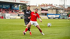 Denis Grane�ný ze Zbrojovky Brno (v �erveném) p�i zápase proti �i�kovu. (7....