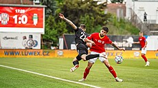Patrik �itný ze Zbrojovky Brno (v �erveném) p�i zápase proti �i�kovu. (7....