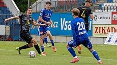 Momentka z druholigového utkání mezi békem Olomouce (v modrém) a Vykovem. (4....