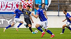 Momentka z druholigového utkání fotbalist Vykova (u míe) a Lín, hraného v...
