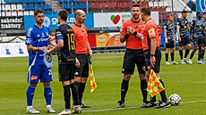 P�ed zápasem Olomouc B - Vy�kov se povzbuzuje trojice rozhod�ích. Hlavní Petr...