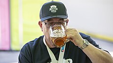 Trenér Komety Brno Kamil Pokorný na autogramiád� s fanou�ky po mistrovské...