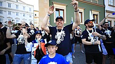 Trenér hokejist� Komety Brno Kamil Pokorný slaví s fanou�ky na Zelném trhu...