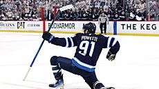 Cole Perfetti z Winnipeg Jets slaví vyrovnávací trefu v sedmém duelu série se...