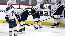 Zklamaní hokejisté St. Louis Blues po konci v play off s Winnipeg Jets.