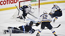 Alexej Toropenko ze St. Louis Blues sleduje, jak stela Radka Faksy koní za...