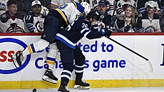 Radek Faksa ze St. Louis Blues (vlevo) a Morgan Barron z Winnipeg Jets v...