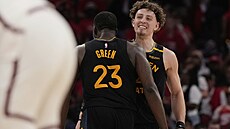 Brandin Podziemski a Draymond Green z Golden State Warriors slaví v zápase s...